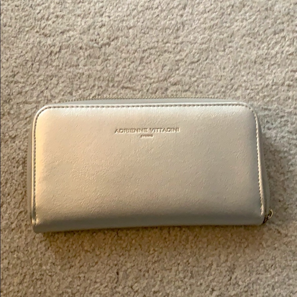 Phone charging handbag